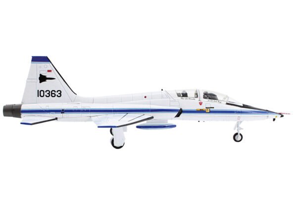 Northrop T-38A Talon Trainer Aircraft 65-10363 Air Force Plant 42 Palmdale CA (1984) United States Air Force Air Power Series 1/72 Diecast Model by Hobby Master